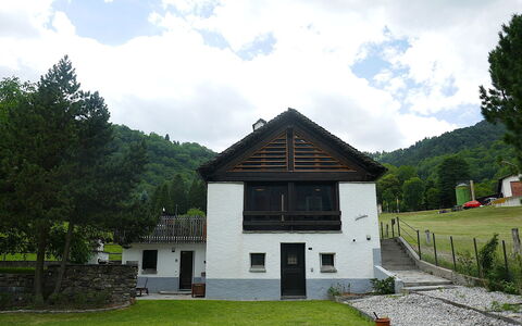 Olivone 611: Hus, Sommerhus, Hjem, Landdistrikt, Tag, Menneskelig Bosættelse, Dør, Stuehus, Landsby, Lawn