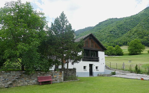 Olivone 611: Hus, Sommerhus, Landdistrikt, Menneskelig Bosættelse, Hjem, Stuehus, Lawn, Gård, Landsby