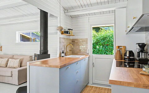 Fulla - 150M from the Sea: Gulvbelægning, Køkken, Countertop, Indretning, Træ, Større Bandage, Etage, Køkken Apparat, Møbel, Cabinetry
