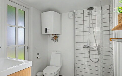 Fulla - 150M from the Sea: Toiletbræt, Badeværelse, Toilet, Sanitærarmatur, Væg, Gulvbelægning, Indretning, Etage, Håndvask, Badeværelsesvask