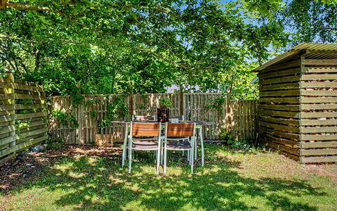 Fulla - 150M from the Sea: Træ, Have, Backyard, Skygge, Lawn, Udendørs Møbler, Gård, Hegn, Hårdttræ, Home Fencing