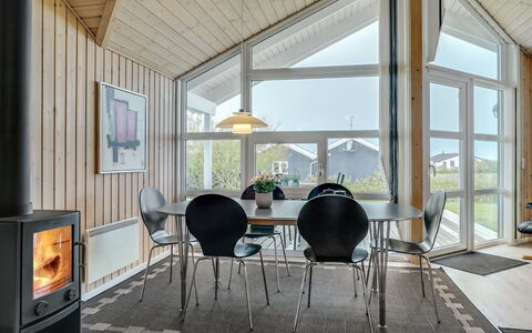 Skakke - 350M to the Fjord: Træ, Loft, Indretning, Møbel, Gulvbelægning, Etage, Stue, Hjem, Stol, Værelse