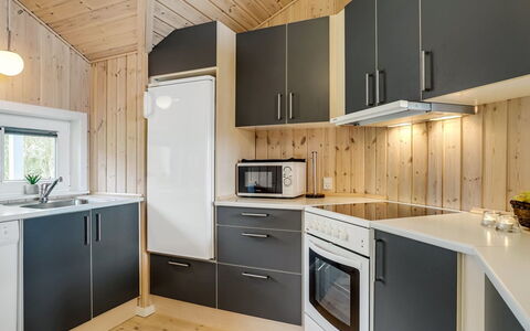 Skakke - 350M to the Fjord: Træ, Køkken, Loft, Indretning, Gulvbelægning, Countertop, Køkken Apparat, Større Bandage, Etage, Cabinetry