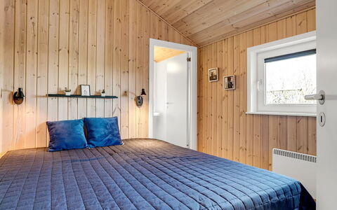 Skakke - 350M to the Fjord: Træ, Loft, Indretning, Soveværelse, Hårdttræ, Bejdse, Planke, Bed Frame, Seng, Lysarmatur