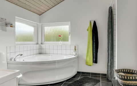 Skakke - 350M to the Fjord: Gulvbelægning, Indretning, Sanitærarmatur, Badekar, Etage, Vvs, Badeværelse, Loft, Flise, Tap