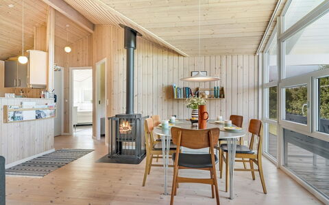 Skakke - 350M to the Fjord: Træ, Gulvbelægning, Indretning, Loft, Etage, Lysarmatur, Møbel, Værelse, Trægulve, Køkken