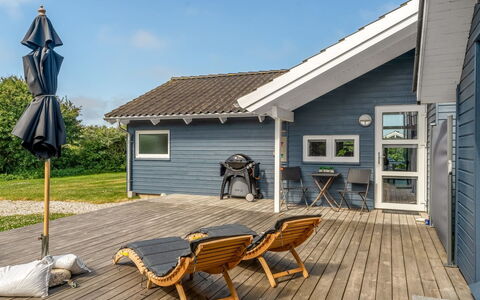 Skakke - 350M to the Fjord: Træ, Sommerhus, Hjem, Tag, Sidespor, Hus, Dør, Veranda, Udendørs Møbler, Planke