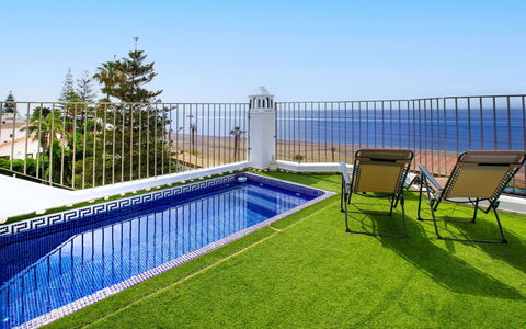 La Samba Beachfront: Svømmepøl, Lawn, Have, Kunstgræs, Landscaping, Altan, Estate, Udvej, Hegn, Gård