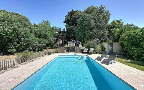 Villa Piscine - Aigues-Vives: Boligområde, Lejlighed, Estate, Udvej, Mansion, Altan, Villa, Svømmepøl