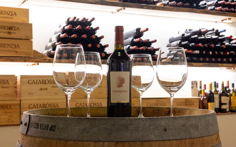 Caiarossa Tuscan Retrait: Møbel, Indretning, Gulvbelægning, Etage, Trægulve, Træ, Stol, Loft, Køkken & Spisebord, Bord