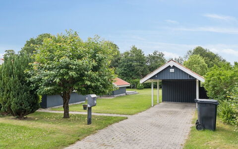 Naninja - 680M from the Sea: Tag, Hjem, Skygge, Lawn, Have, Sommerhus, Garden Bygninger, Gård, Landscaping, Indkørsel