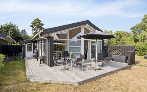 Eerika - 1Km from the Sea: Hjem, Hus, Tag, Veranda, Sommerhus, Dør, Skygge, Estate, Sidespor, Dæk