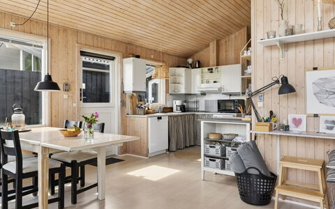 Eerika - 1Km from the Sea: Køkken, Træ, Møbel, Loft, Indretning, Countertop, Større Bandage, Hjem, Køkken Apparat, Køkken & Spisebord