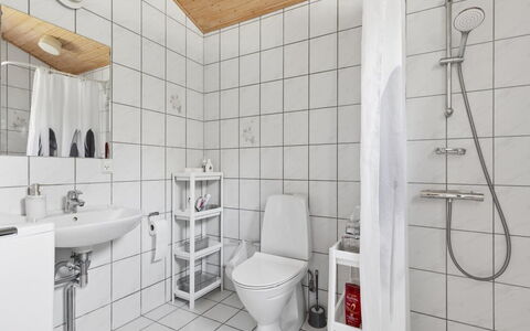Eerika - 1Km from the Sea: Gulvbelægning, Etage, Sanitærarmatur, Indretning, Loft, Toilet, Håndvask, Toiletbræt, Badeværelse, Flise