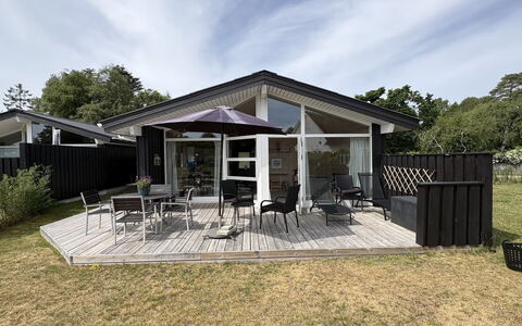 Eerika - 1Km from the Sea: Tag, Hus, Hjem, Dør, Veranda, Sommerhus, Skygge, Estate, Gård, Sidespor