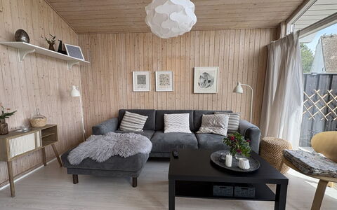 Eerika - 1Km from the Sea: Møbel, Indretning, Træ, Gulvbelægning, Loft, Etage, Lysarmatur, Couch, Belysning, Stue