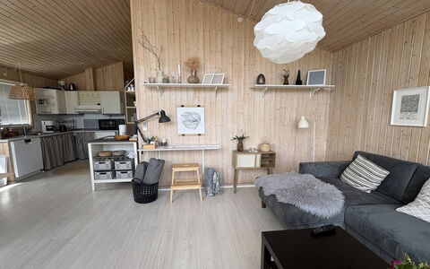Eerika - 1Km from the Sea: Træ, Indretning, Møbel, Loft, Gulvbelægning, Etage, Belysning, Lysarmatur, Værelse, Hjem