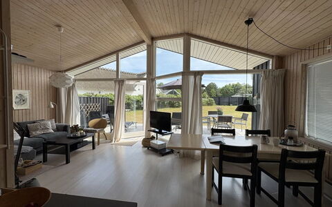 Eerika - 1Km from the Sea: Træ, Hjem, Loft, Sommerhus, Skygge, Stue, Stol, Hårdttræ, Design, Køkken & Spisebord