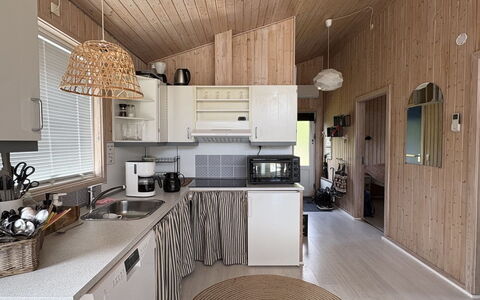 Eerika - 1Km from the Sea: Træ, Indretning, Loft, Møbel, Gulvbelægning, Etage, Køkken, Hjem, Countertop, Værelse