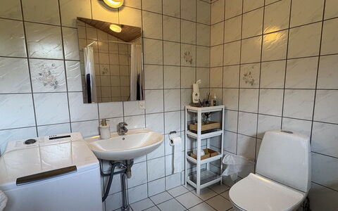 Eerika - 1Km from the Sea: Sanitærarmatur, Badeværelsesvask, Badeværelse, Gulvbelægning, Håndvask, Etage, Indretning, Toiletbræt, Toilet, Tap