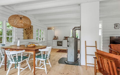 Armund - 50M from the Sea: Møbel, Gulvbelægning, Indretning, Etage, Trægulve, Træ, Loft, Stol, Køkken & Spisebord, Spisestue