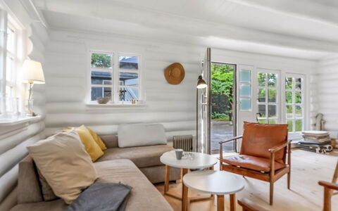 Armund - 50M from the Sea: Møbel, Indretning, Gulvbelægning, Træ, Couch, Etage, Stue, Hjem, Trægulve, Loft