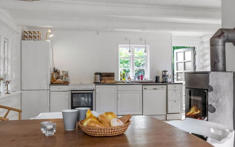 Armund - 50M from the Sea: Gulvbelægning, Indretning, Møbel, Træ, Loft, Etage, Køkken, Værelse, Belysning, Hjem