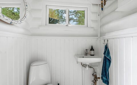 Armund - 50M from the Sea: Sanitærarmatur, Vvs, Tap, Badeværelse, Loft, Toilet, Håndvask, Lysarmatur, Design, Hårdttræ
