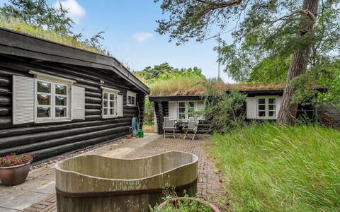 Armund - 50M from the Sea: Træ, Sommerhus, Hjem, Have, Backyard, Gård, Udendørs Møbler, Estate, Garden Bygninger, Skygge