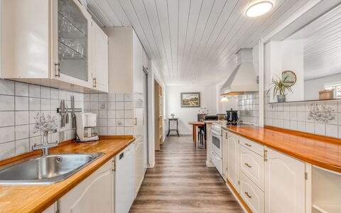 Sinikka - 600M to the Fjord: Gulvbelægning, Træ, Etage, Trægulve, Loft, Indretning, Hjem, Countertop, Køkken, Bejdse