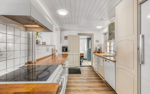 Sinikka - 600M to the Fjord: Gulvbelægning, Køkken, Træ, Indretning, Countertop, Loft, Køkken Apparat, Etage, Større Bandage, Cabinetry