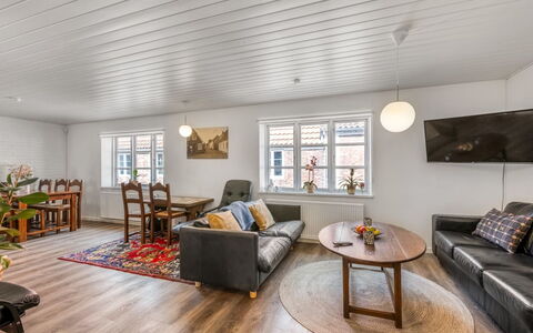 Sinikka - 600M to the Fjord: Træ, Gulvbelægning, Indretning, Loft, Møbel, Couch, Etage, Hjem, Trægulve, Stue