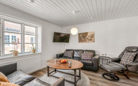 Sinikka - 600M to the Fjord: Møbel, Indretning, Gulvbelægning, Træ, Loft, Couch, Etage, Stue, Hjem, Trægulve