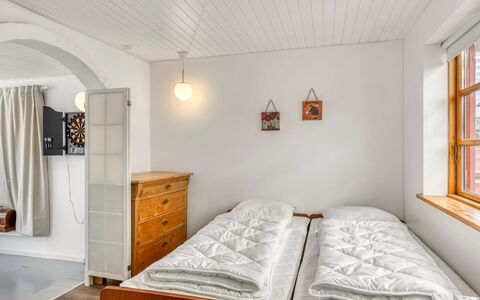 Sinikka - 600M to the Fjord: Seng, Soveværelse, Væg, Gulvbelægning, Etage, Indretning, Træ, Møbel, Sengetøj, Loft
