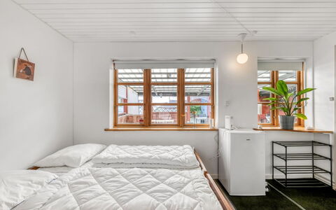 Sinikka - 600M to the Fjord: Væg, Indretning, Gulvbelægning, Etage, Træ, Soveværelse, Seng, Loft, Møbel, Sengetøj