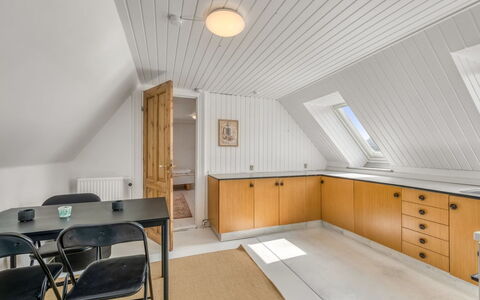 Sinikka - 600M to the Fjord: Gulvbelægning, Træ, Loft, Indretning, Etage, Lysarmatur, Køkken, Cabinetry, Møbel, Belysning