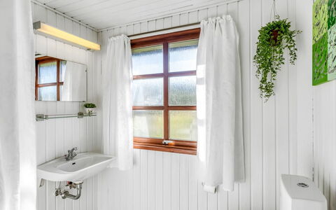 Satu - 1.5Km from the Sea: Træ, Indretning, Gulvbelægning, Sanitærarmatur, Etage, Loft, Tap, Badeværelse, Hjem, Vvs