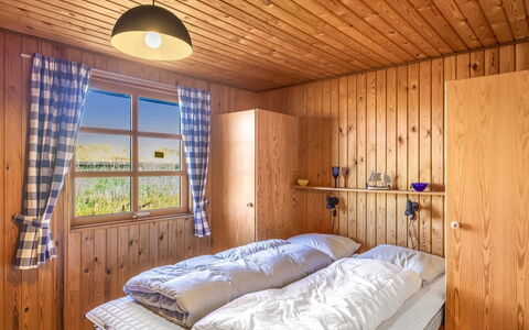 Satu - 1.5Km from the Sea: Træ, Soveværelse, Møbel, Indretning, Seng, Hjem, Gulvbelægning, Bejdse, Bed Frame, Sengetøj