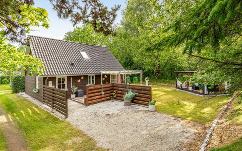 Myrra: Sommerhus, Have, Skygge, Bjælkehytte, Garden Bygninger, Gård, Backyard, Stuehus, Lawn, Hegn