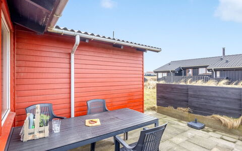 Myra - 100M from the Sea: Tag, Hus, Hjem, Sommerhus, Dør, Sidespor, Estate, Lawn, Gård, Veranda