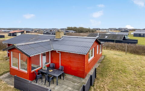 Myra - 100M from the Sea: Tag, Hus, Hjem, Sommerhus, Dør, Sidespor, Estate, Lawn, Gård, Veranda