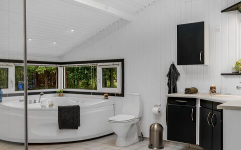 Ulfsten - 2Km from the Sea: Sanitærarmatur, Indretning, Loft, Gulvbelægning, Etage, Tap, Håndvask, Vvs, Badekar, Countertop