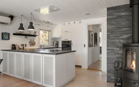 Ulfsten - 2Km from the Sea: Gulvbelægning, Indretning, Etage, Træ, Møbel, Countertop, Køkken, Loft, Lysarmatur, Cabinetry