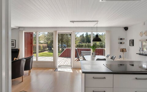 Ulfsten - 2Km from the Sea: Gulvbelægning, Indretning, Træ, Loft, Etage, Møbel, Countertop, Køkken, Lysarmatur, Hjem