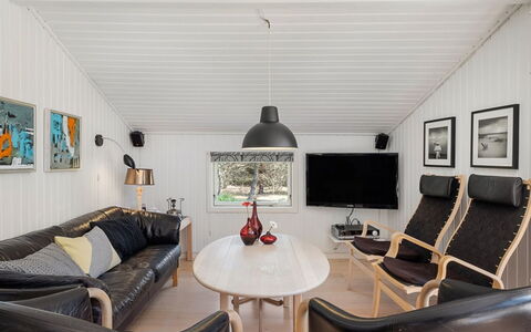 Ulfsten - 2Km from the Sea: Loft, Indretning, Stue, Hjem, Couch, Værelse, Lysarmatur, Billedramme, Trægulve