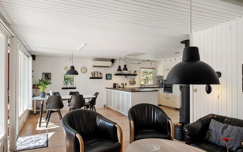 Ulfsten - 2Km from the Sea: Loft, Indretning, Gulvbelægning, Møbel, Lysarmatur, Etage, Hjem, Stue, Trægulve, Stol