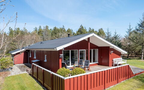 Ulfsten - 2Km from the Sea: Træ, Hus, Hjem, Tag, Sommerhus, Hårdttræ, Skygge, Veranda, Estate, Bejdse