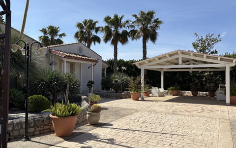 Villa Monaco: Skygge, Blomsterkrukke, Hacienda, Flise, Udendørs Struktur, Estate, Landscaping, Have