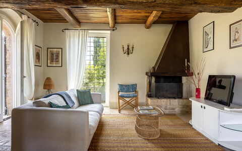 Il Casale al Colle: Møbel, Indretning, Gulvbelægning, Væg, Couch, Etage, Træ, Stue, Værelse, Hjem