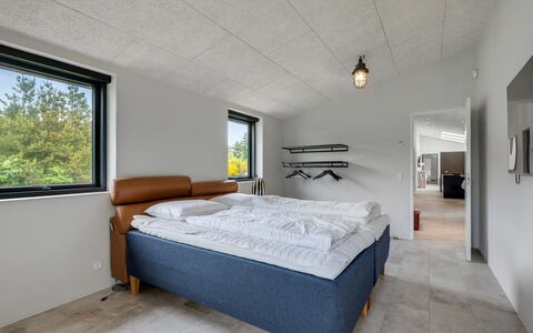 Nitis - 300M to the Fjord: Loft, Gulvbelægning, Etage, Soveværelse, Værelse, Sengetøj, Seng, Bed Frame, Sengetøj, Lysarmatur